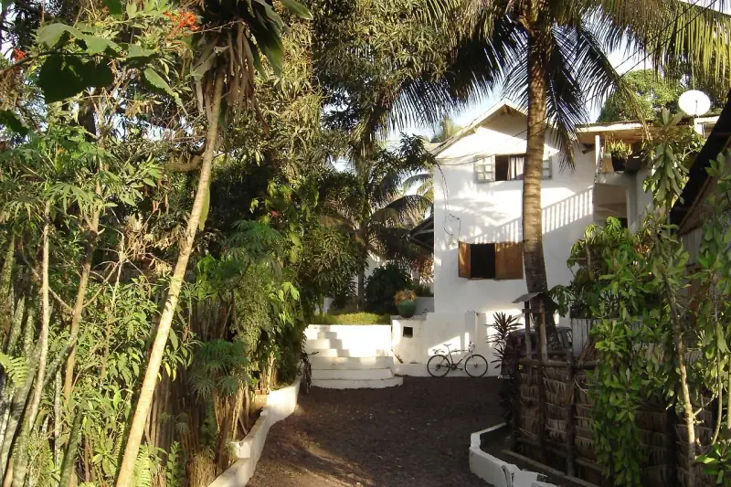 Allée du jardin vers la maison à étage