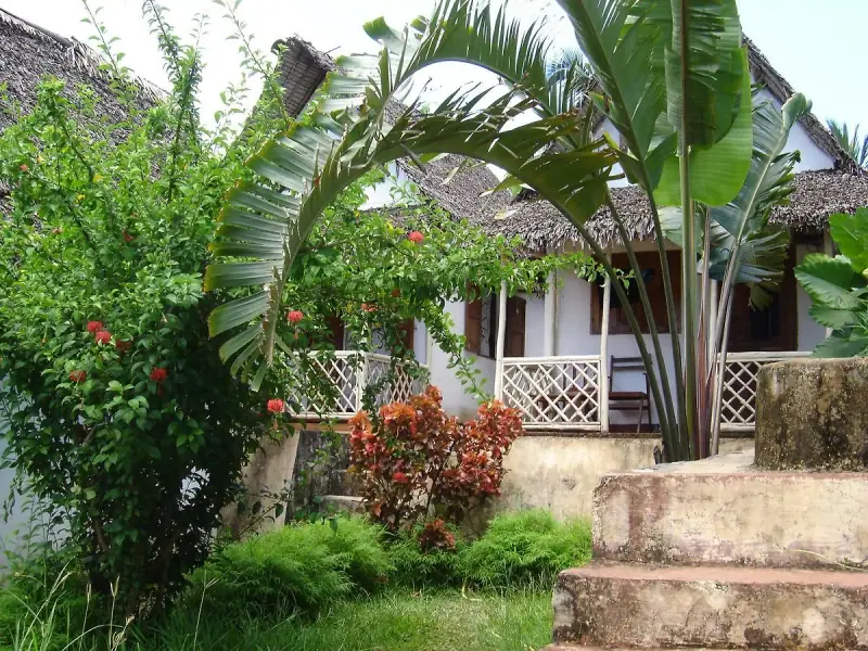 Bungalow derrière les hibiscus et les bananiers