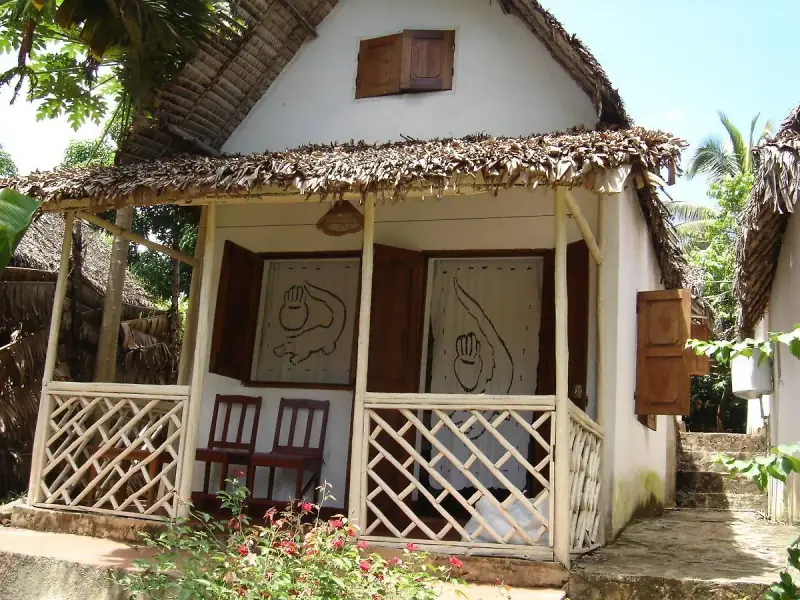 Véranda en treillis d'un bungalow, volets décorés de dessins